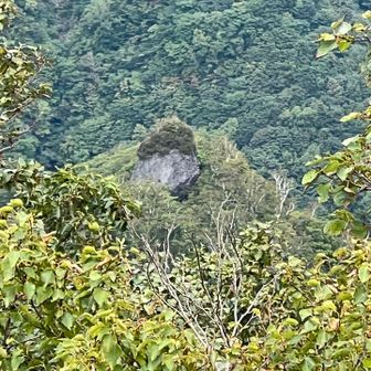 奥稀府ピークから左手奥に見えるあの岩を目指し