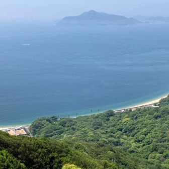 霞の中に浮かぶ島