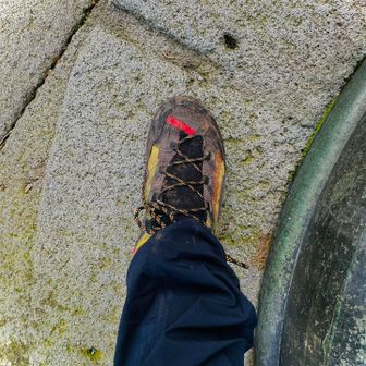 銅の鳥居直下で、ヒトリ出発の儀👊
ソロの多い私にとって、こちらがデフォルト💁