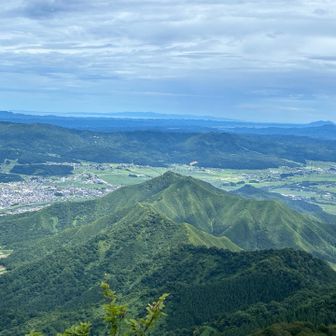 色々すっ飛ばして下山です。
この景色、キレイ。
手前は坂戸山。
奥に見えるのは佐渡島？？