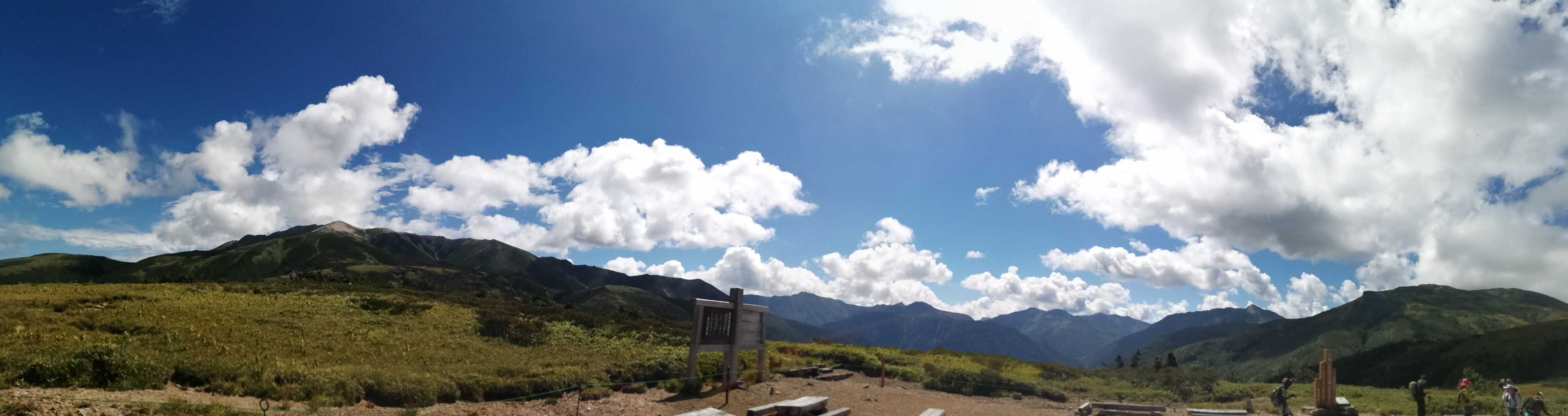 太郎平小屋広場からのパノラマビュー。
立山の名峰がズラリと並んで壮観です😍