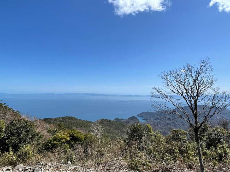海がとってもきれいで
こちらにベンチがあったので
ひと休み🍪🍘☕️
「ここに家を建てたいね〜」ってw
