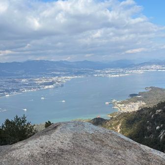 近くの眺望いいところ〜🤩
あれ、厳島神社の大鳥居⛩️の所が見えるんじゃない〜🤩
弥山、駒ヶ林では大鳥居⛩️は見れなかったけど、三剣山で初めて大鳥居⛩️が見れた〜🤩