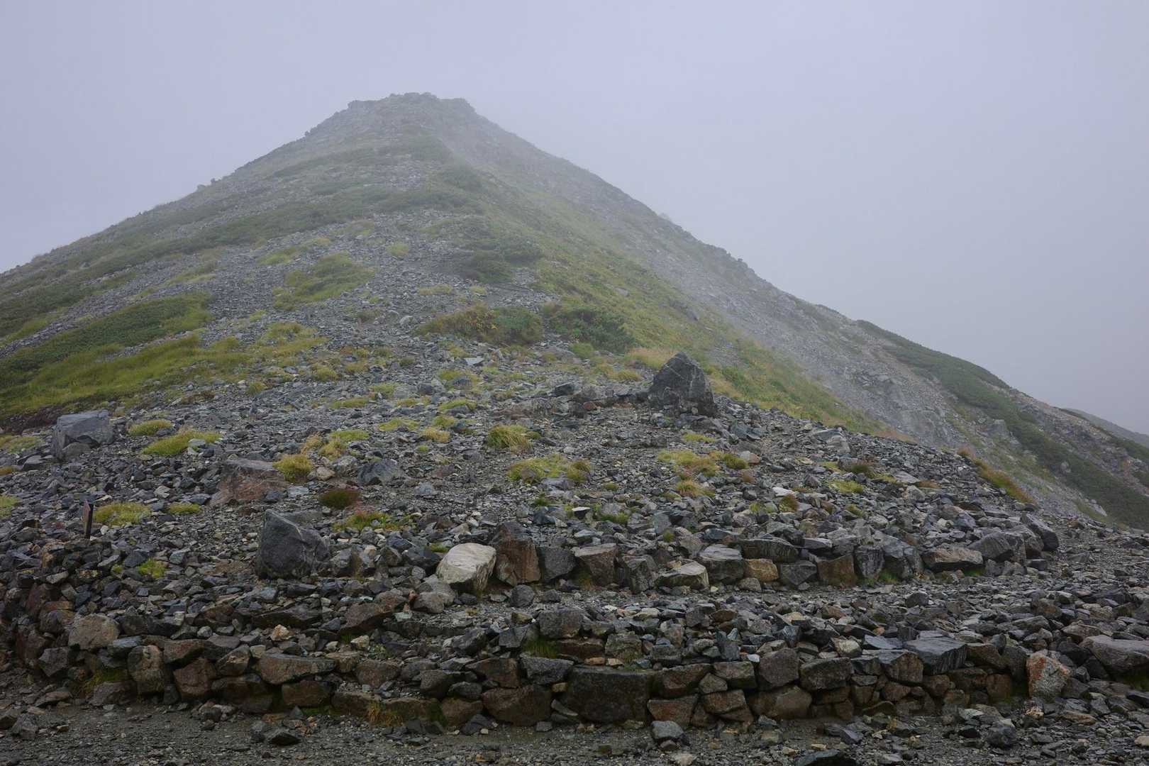 だいぶ雨足が強くなってきたので、この日はこの剱御前山へ登ったところで引き返すことにします