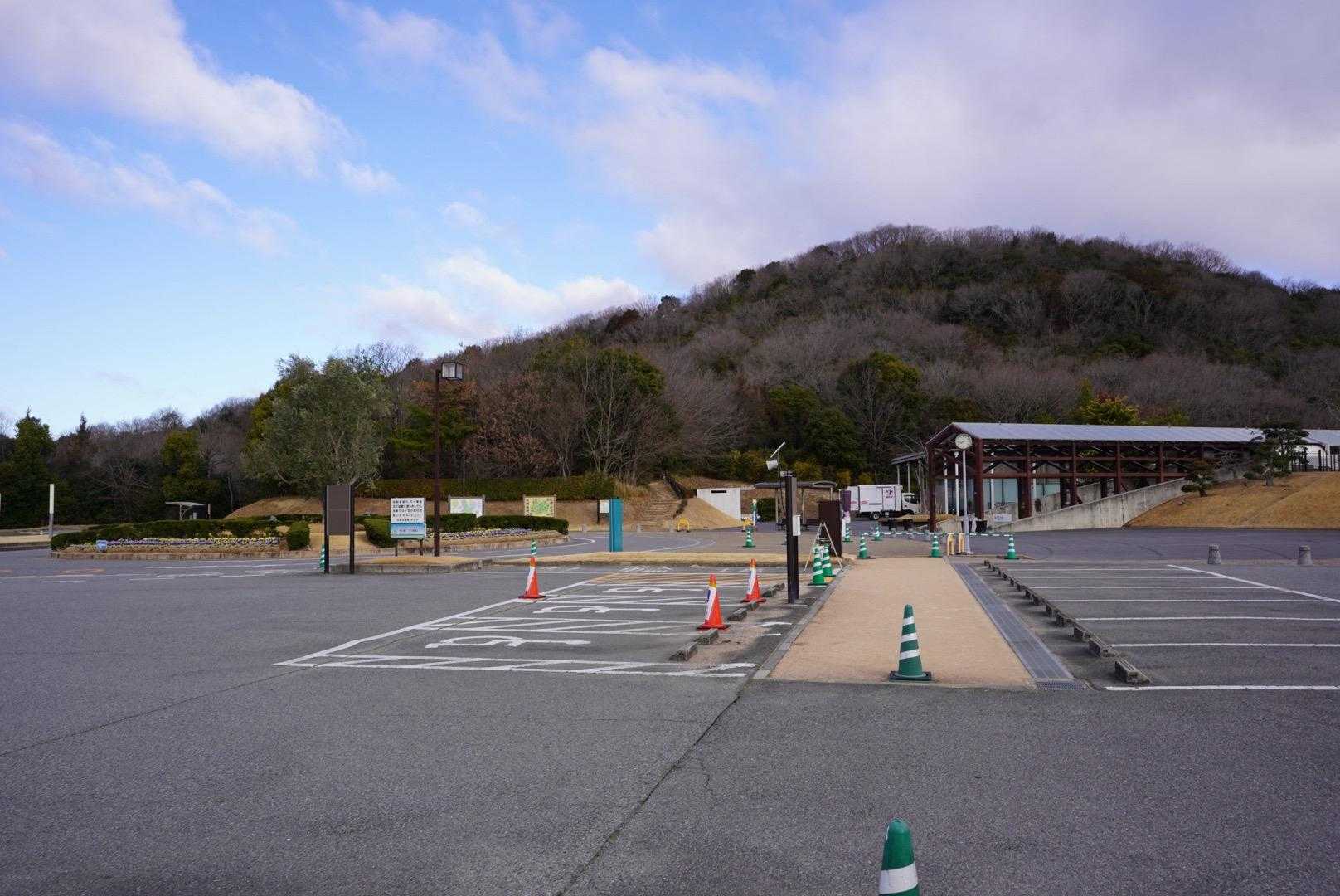 地元の方はここの広い駐車場に止めて上がるそうです。