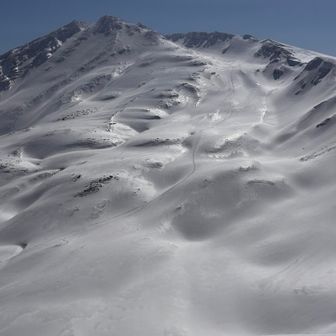 スキーのシュプールも美しい〜
3年前はここを登ったのか、と感無量😻