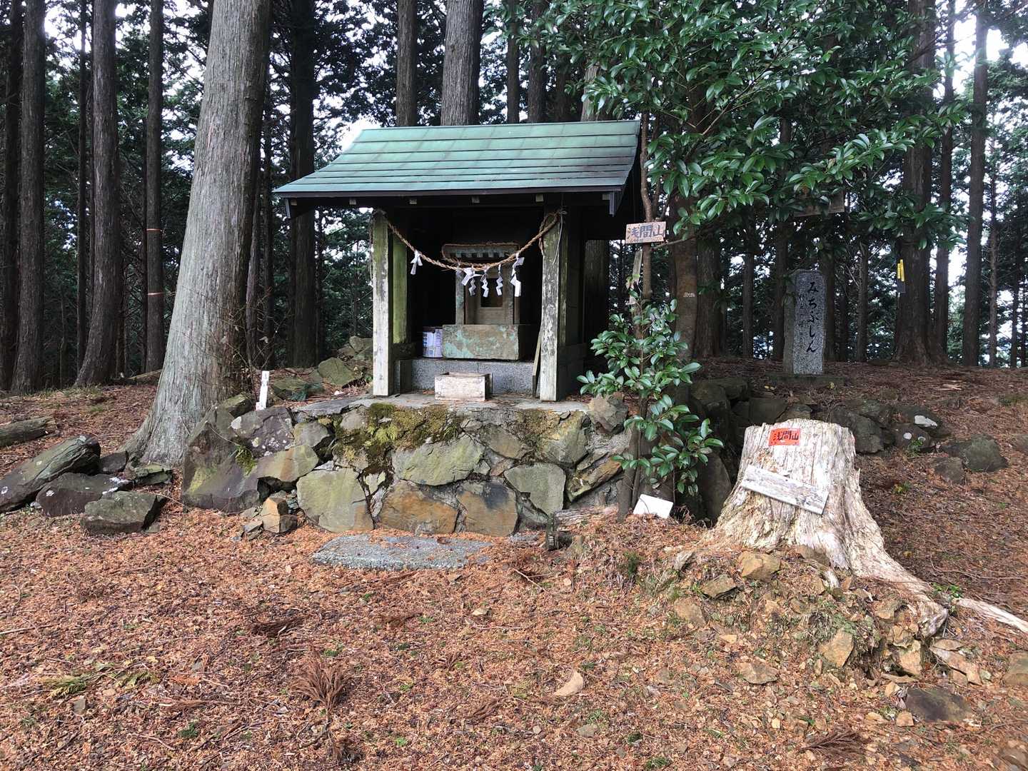 浅間山山頂に到着。祠があった。
今年初めてヒートテックを身に着けたが、ちょうど良い。