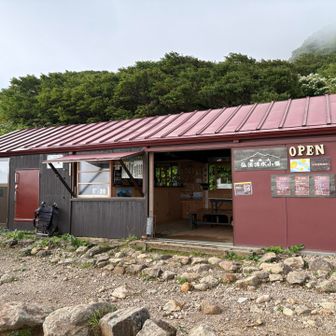 弘法清水小屋へ！食料、水分だけでなくお酒も豊富！🍻　今回はマイカーなのでスルーです😞笑