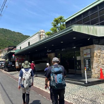 旅館に戻ったのは１２時１０分、預けた荷物を宴会部屋へ移し、お風呂で汗を流しました。まったりとしたいいお湯でした。