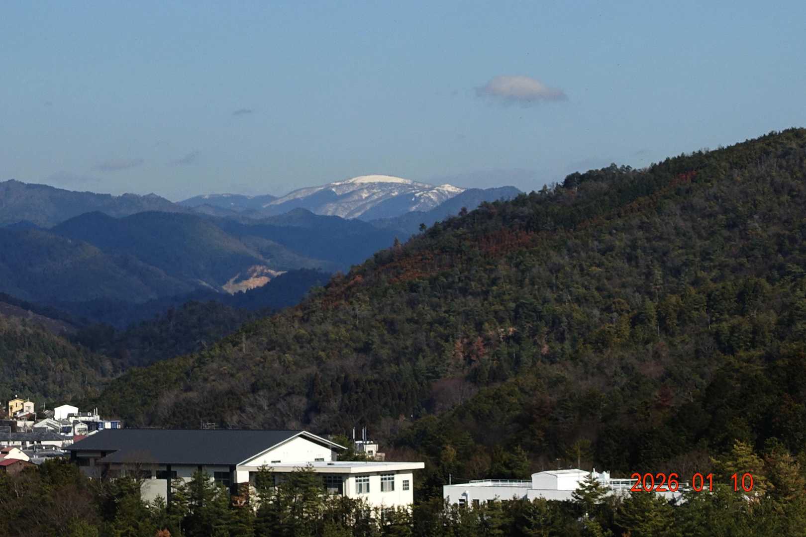 雪を被る比良山