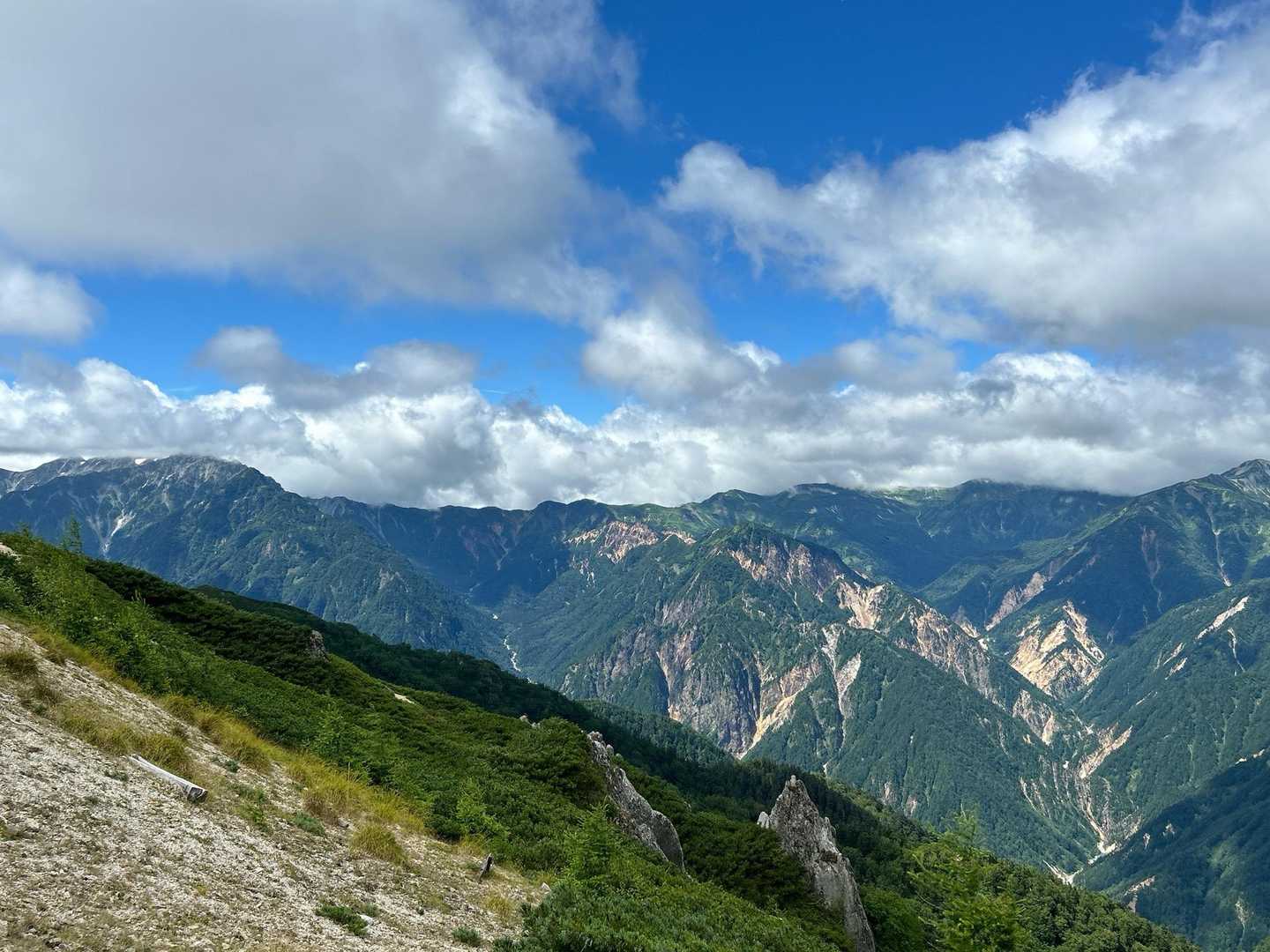 合戦尾根を上り切ったら素晴らしい景色が目に飛び込んできました✨
私の写真では全然、伝わりませんが実際はこれの10倍は綺麗でした😍