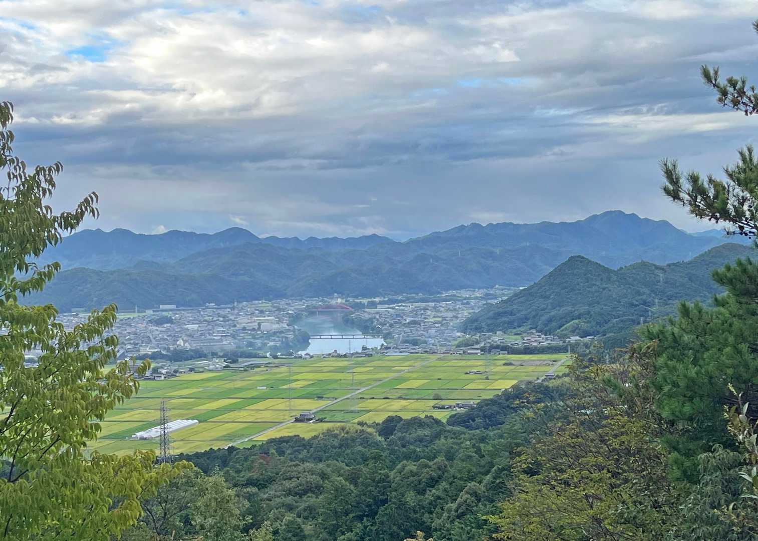 北も煙っている。