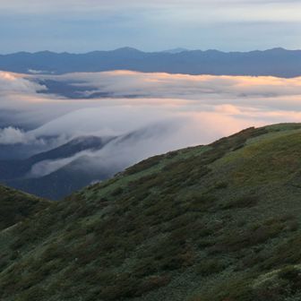 朝日連峰。中央奥に月山、左奥に薄く鳥海山も見えています。