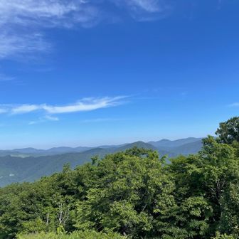 東方面。
手前中央、猿喰山、その右奥にカンノ木山、鷹ノ巣山。