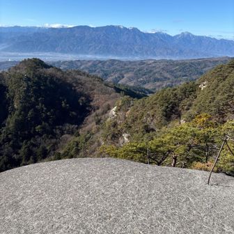 頂上の巨大な花崗岩からの　南アルプス