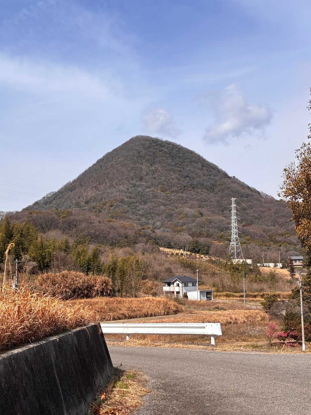 あれを登りました😯
香川のお山は、日本昔話に出てきそうな山ばかりですね
