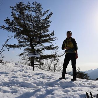 尾根に上がった〜🙌
眺望もいい👍

。。。と思ったらまだ、ここから更にグイッと登る😇