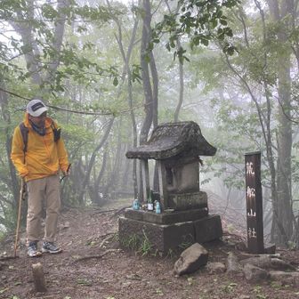荒船山社で参拝