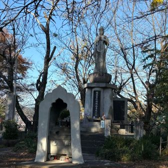 救世観音。戦没者慰霊碑の隣にB29搭乗者慰霊碑も。