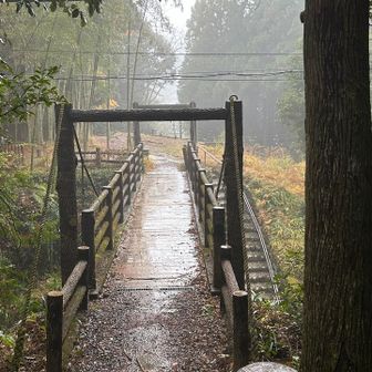 林道の上に架かる橋