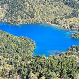 さらにその奥に進むとコバルトブルーの絶景💙