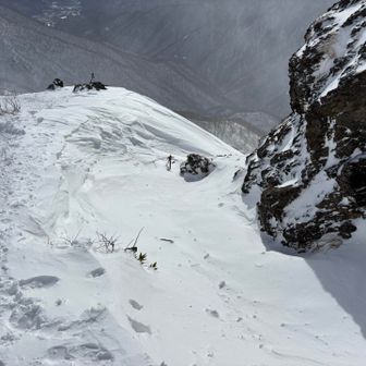 でも、この岩、無風で動きたくありませんの
だって下山も風強すぎで怖いのよ！