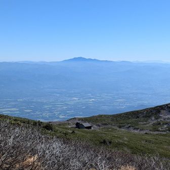 早池峰山ですかね？
視界がクリアです😊