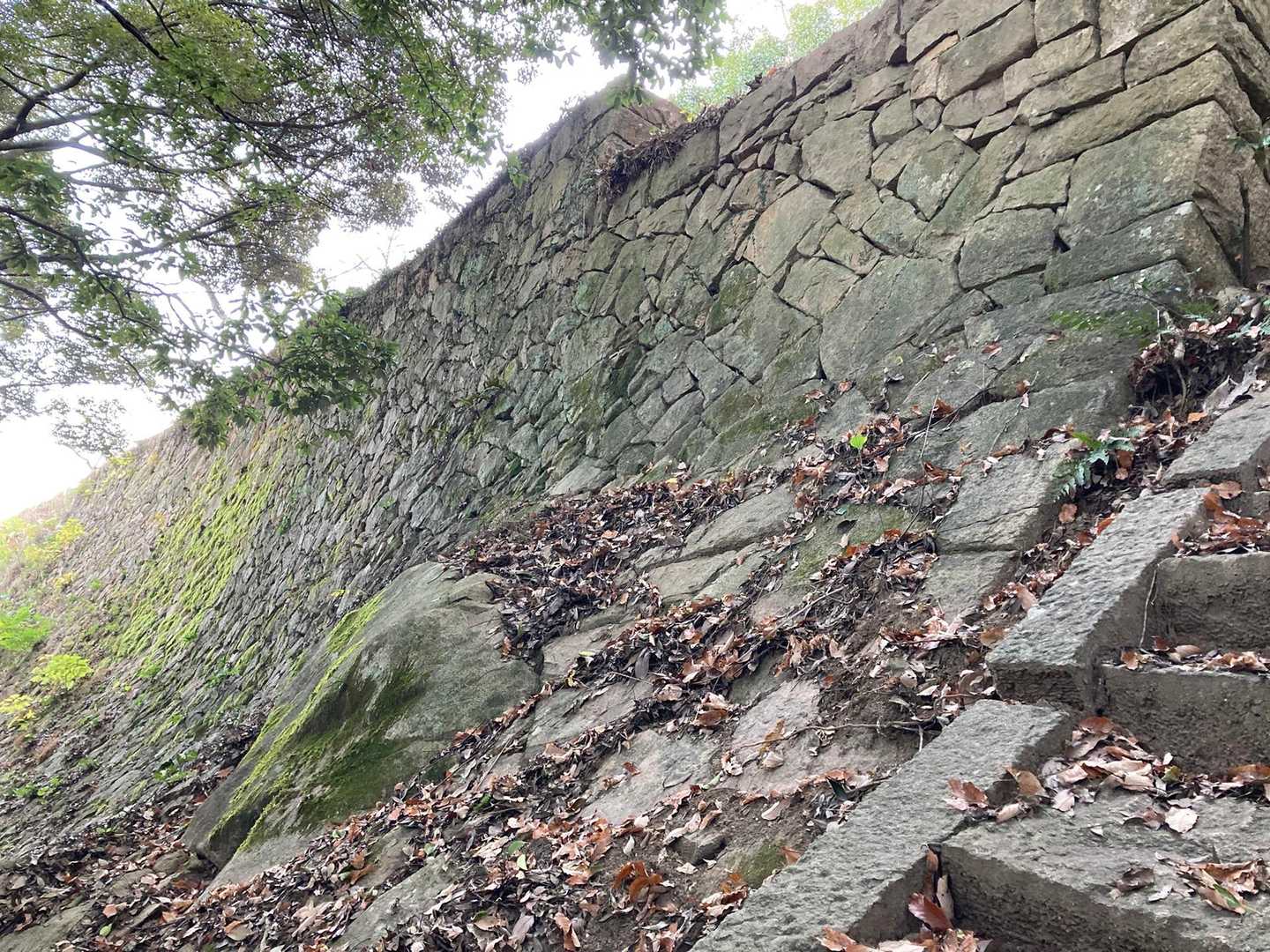 いつの時代のものでしょうか、素晴らしい宗教遺構ですね。