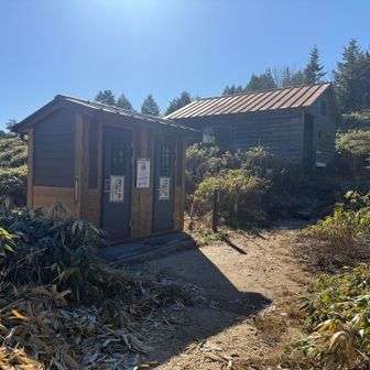 避難小屋とトイレ
トイレは冬季閉鎖とのこと