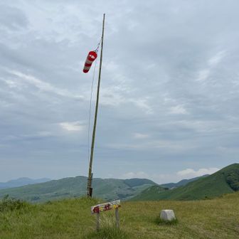 桶ヶ辻、風が強く、バタバタ