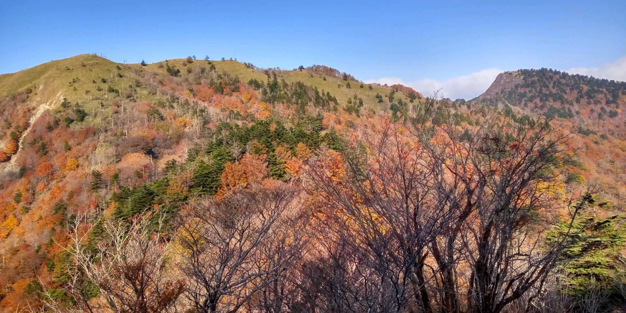 前烏帽子山(左端)・烏帽子山(右)…これから歩いて行く稜線が見えます！