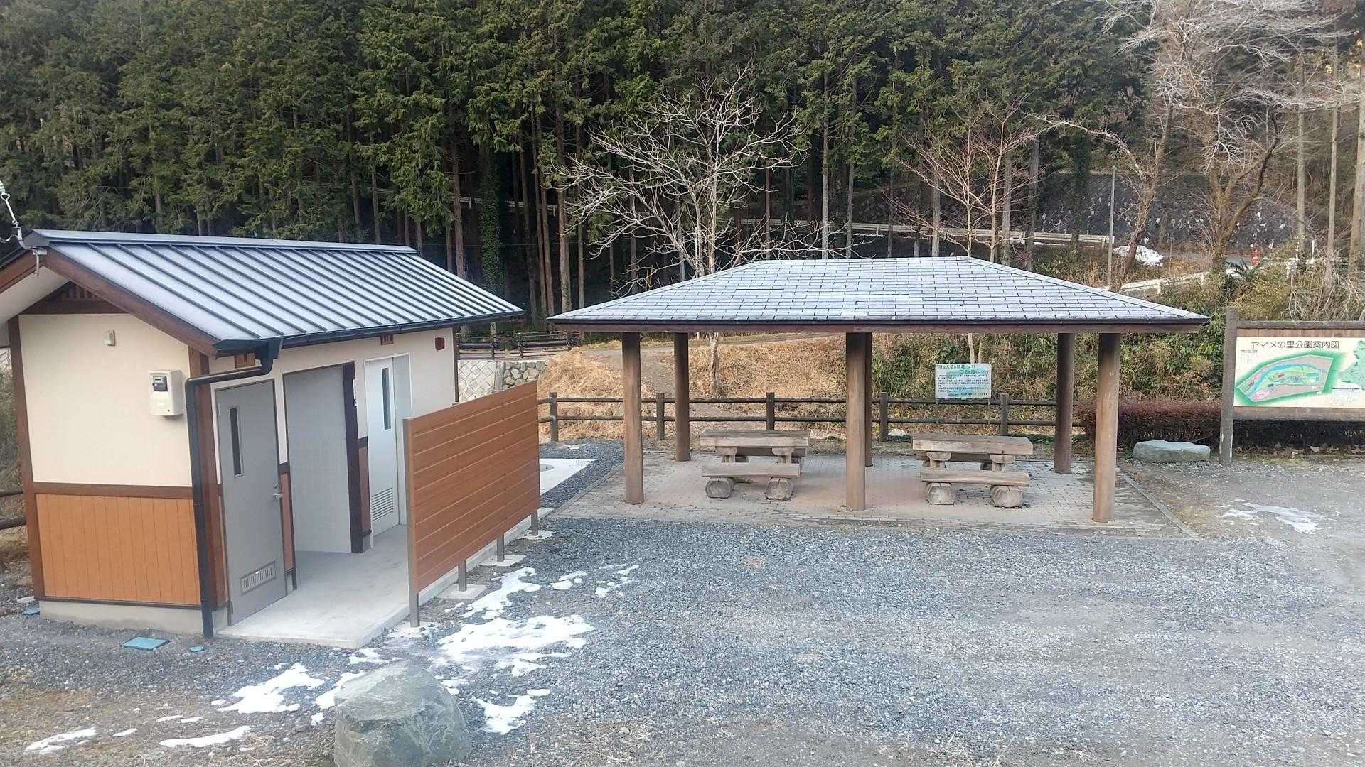 皆谷バス停🚏🚌を下車。少し白石車庫方面に行くとトイレ有り。YAMAP🚻と🚏の位置関係がずれている。