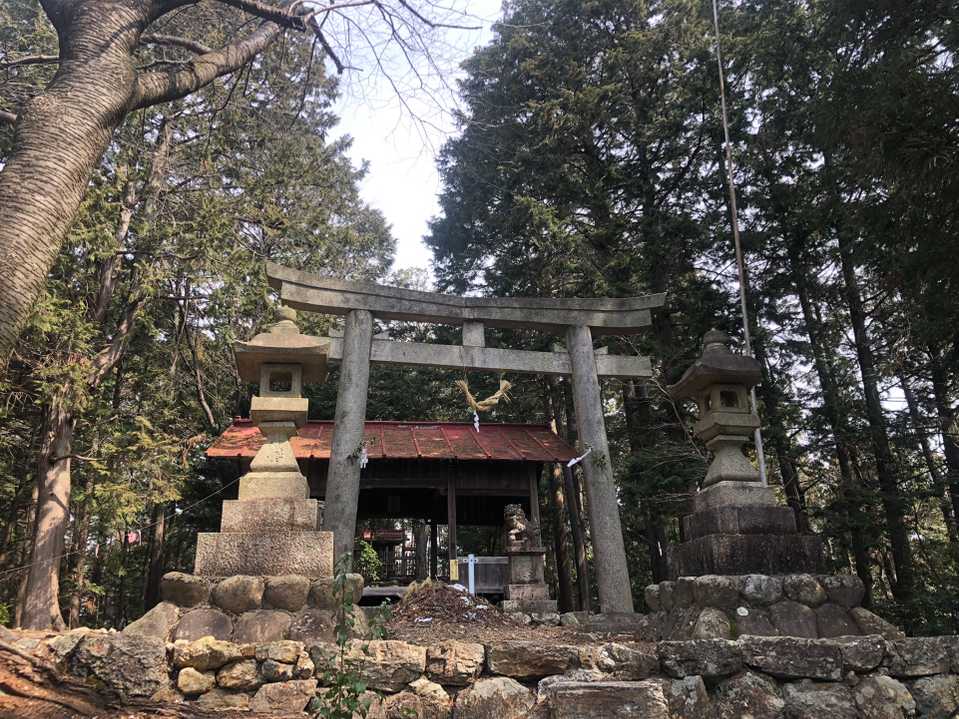 山頂に松鞍神社が