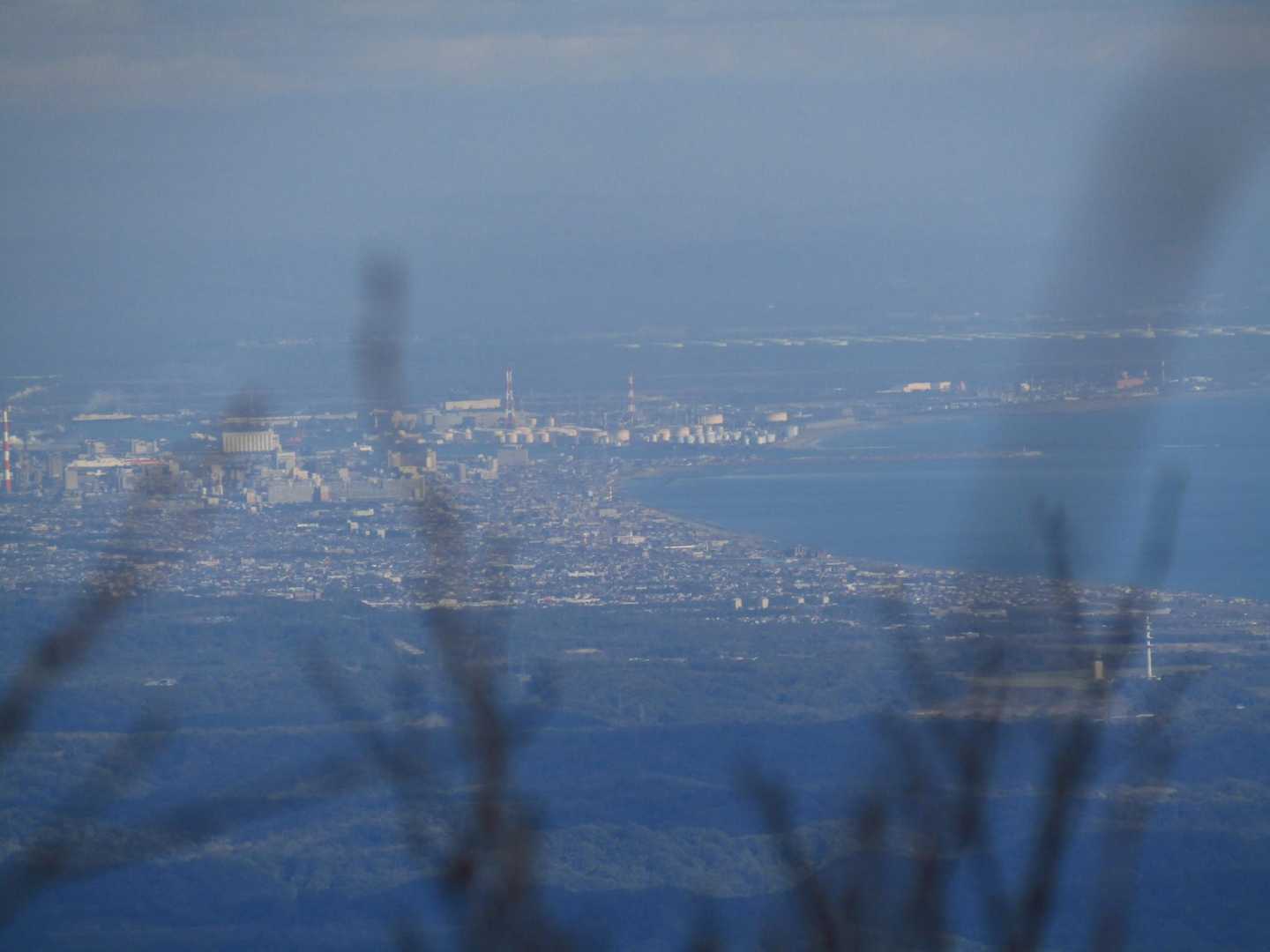 バケモノの岩の上からは
苫小牧や…