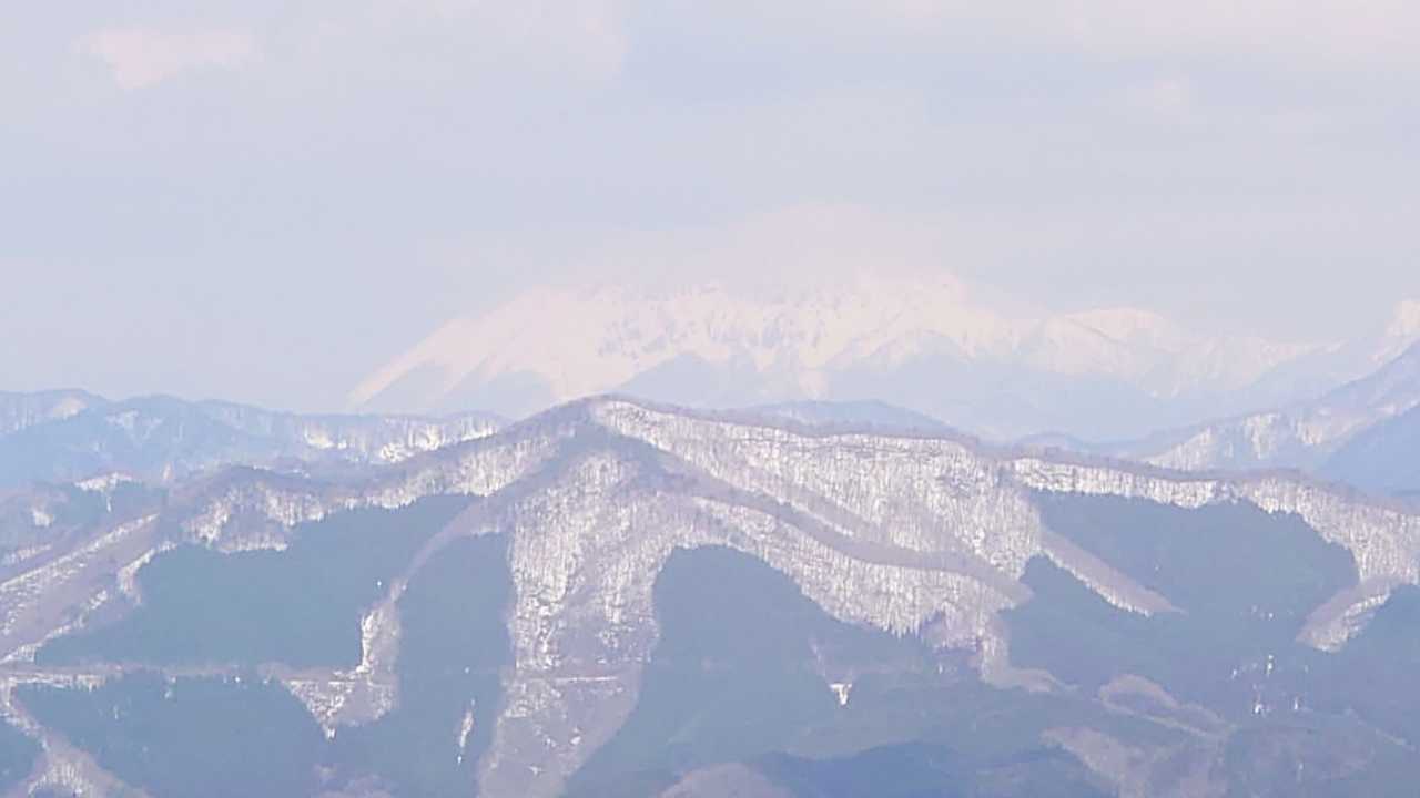 大山　肉眼だともっとハッキリ見える