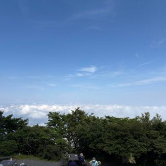 時々晴れ間がのぞく。すると、そこには雲海。
山頂には麒麟ちゃんとやまくみさんがいらっしゃる。