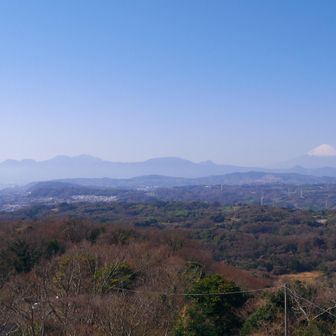 白銀山～双子山～箱根山～明神ヶ岳～金時山～富士山
富士山の右手前は矢倉岳

さらにその手前は、2023年2月に歩いた曽我丘陵が見えています
https://yamap.com/activities/22537681