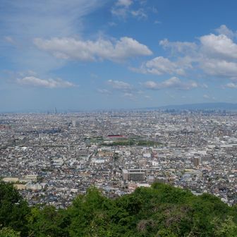 展望所から広がる大阪の景色

目の前に見えるのは花園ラグビー場
昭和世代が真っ先に思い浮かぶのは山下真司
♪愛は奇蹟を信じる力よ～♪