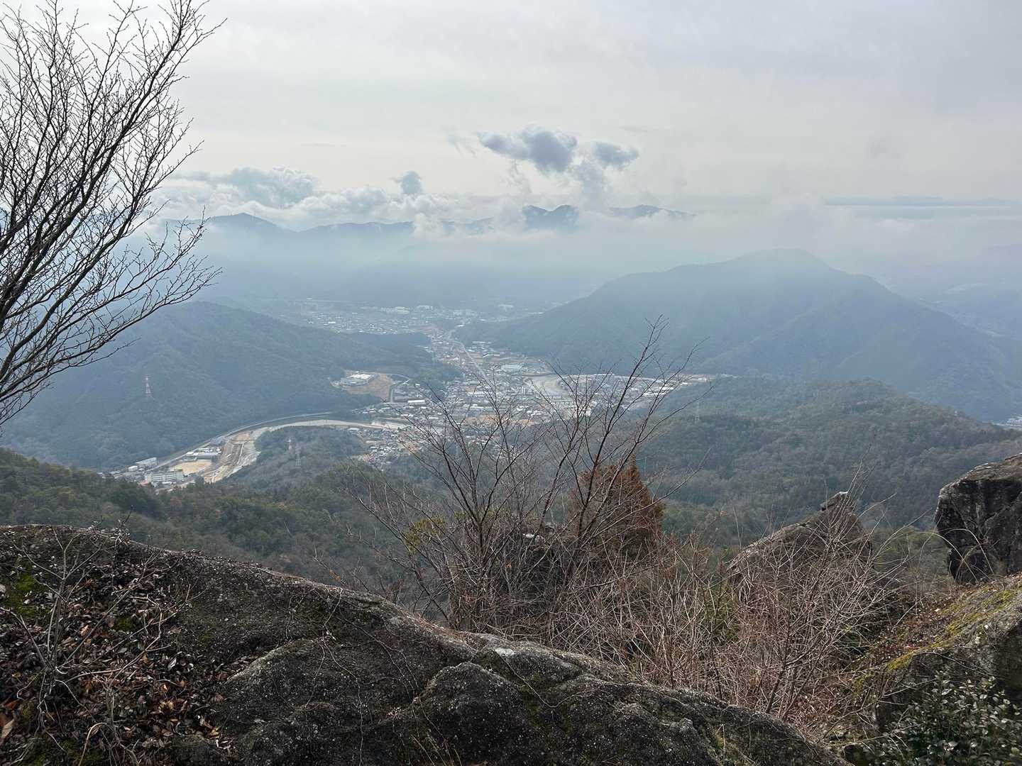 この後、分岐まで戻って鬼ヶ城山行く途中の電波塔のところの広場で昼食。
ここでチャーハンおにぎりとカップヌードルを食べたのだけどカップヌードル途中から胸焼けがしてきてなかなか入らなかった😓でも山で残せないから頑張って押し込んで出発。
この時、喉が渇いていたような…。スープ飲むからいいよねと軽く思っていたけど