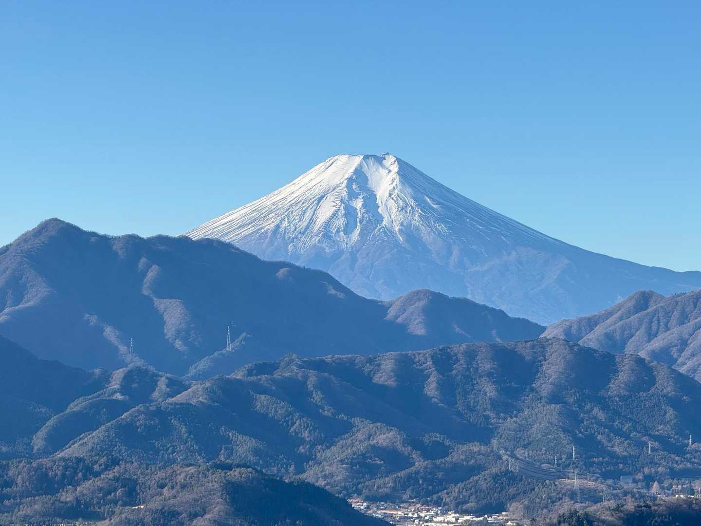 富士見平の前の分岐を、少し入った所にある天狗岩から富士山を望む 超快晴で最高の初富士🗻