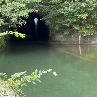 トンネルの中に、向こう側の明かりがみえます