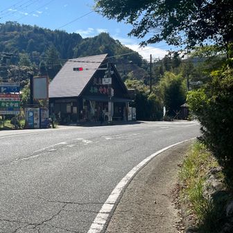 矢立峠に出る。
ここは、60町石。道路の脇に建つ。
焼き餅150円を食す。