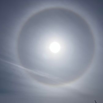前山を下山中に、太陽を見上げると・・・
丸い虹「ハロ」です。
天気が下り坂のサインですね。