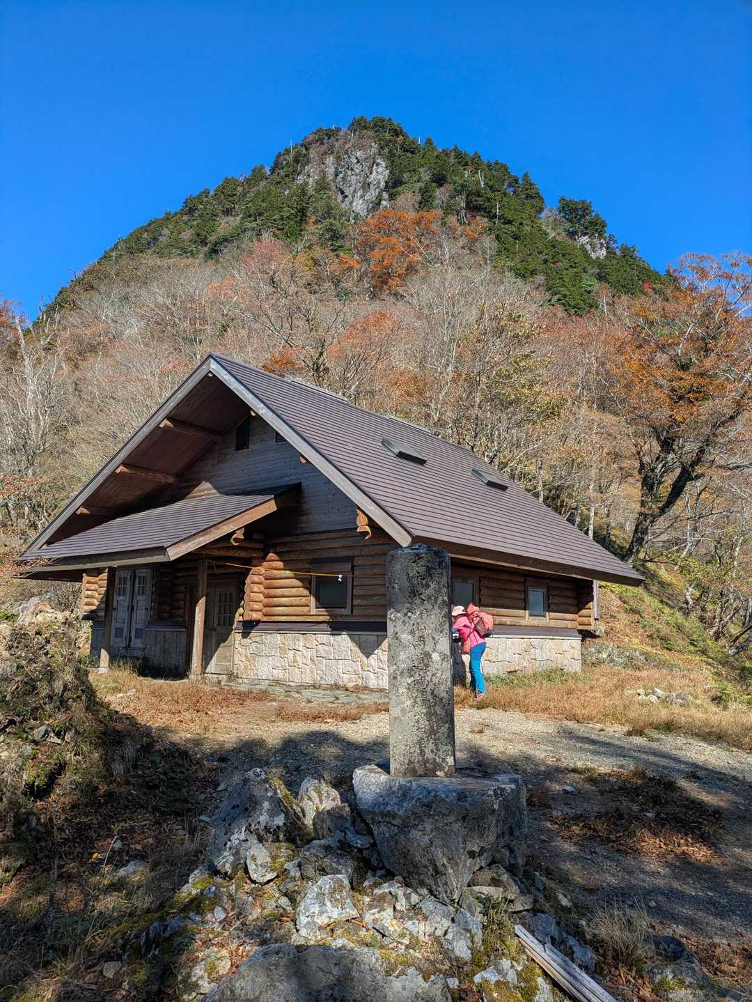 行者還の小屋に到着！
奥に見える行者還岳を目指してゴー！