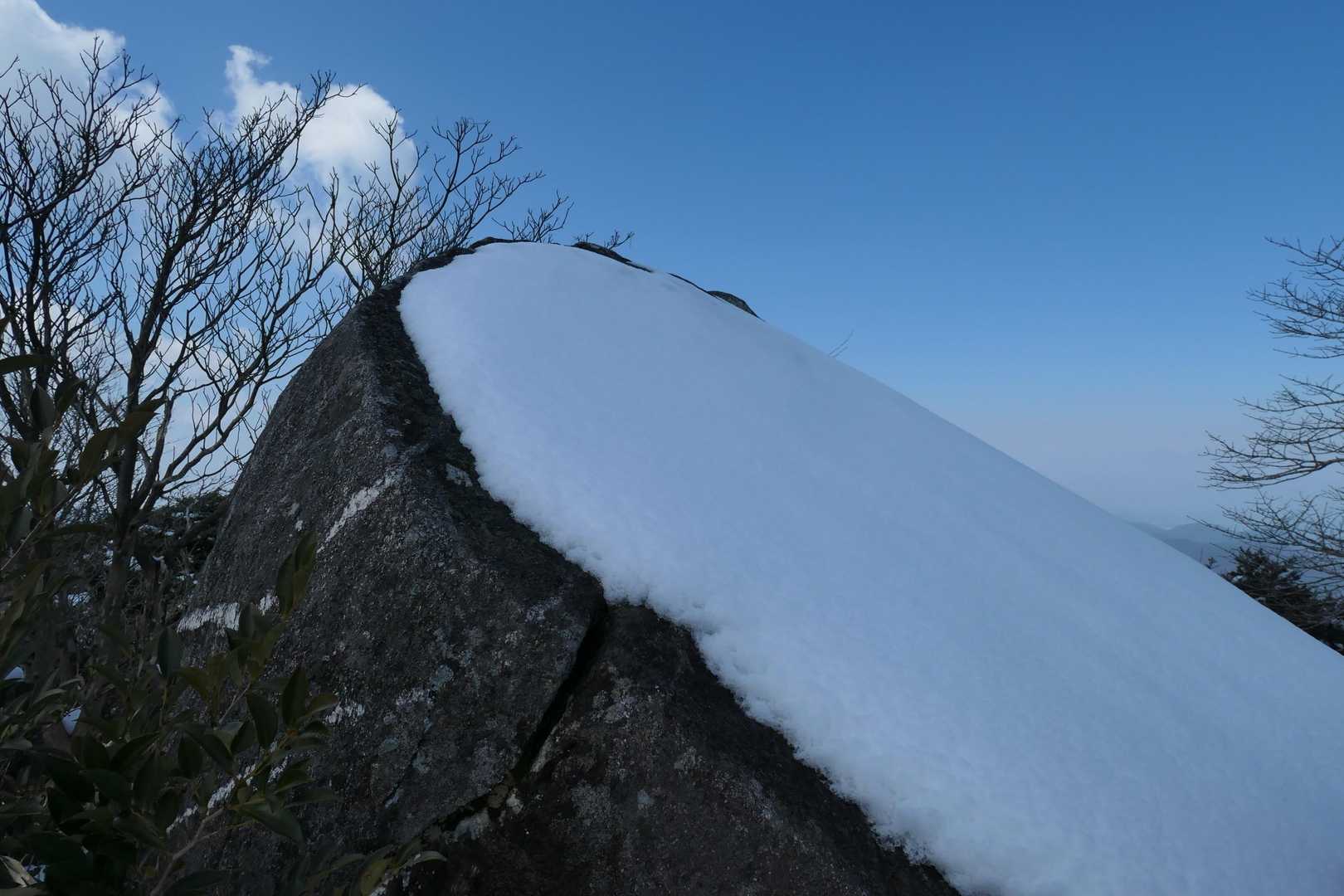 唐人の舞の岩は雪で登らず