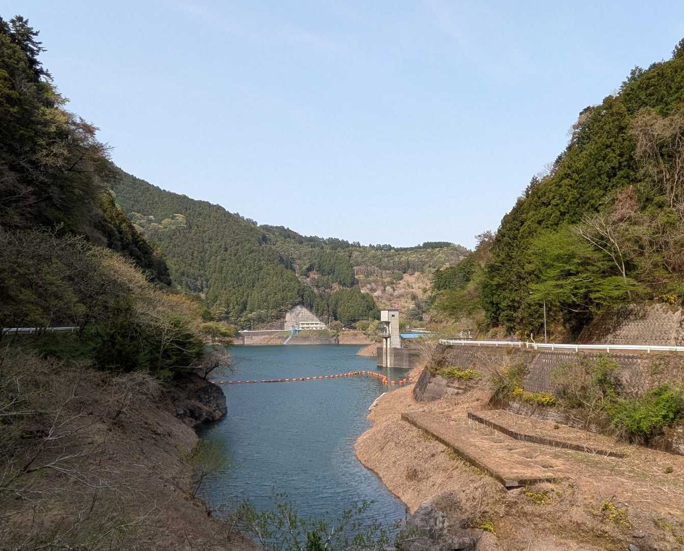 青く光る名栗湖、有間ダム