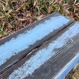 飯盛山のベンチはうっすら雪