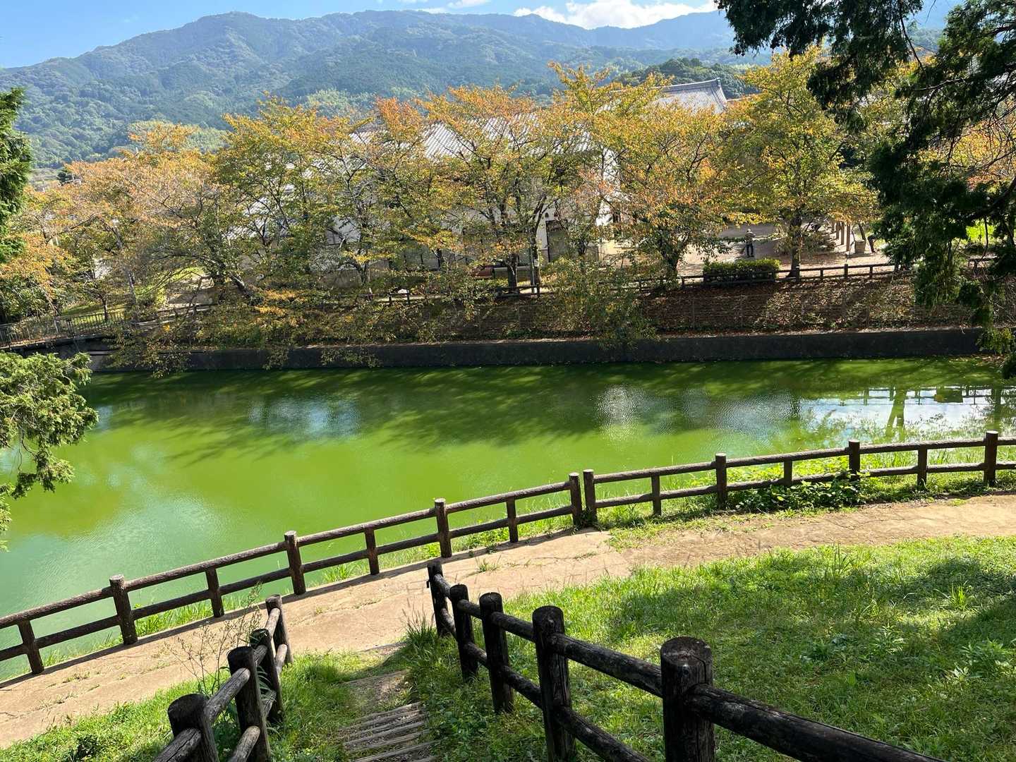 　濠の向こう側に「黒塚古墳展示館」があります。