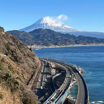 この写真はよく目にしますよね。
下には東名高速と国道1号線と東海道線
左の中腹に白いガードが見えるが、そこが旧東海道