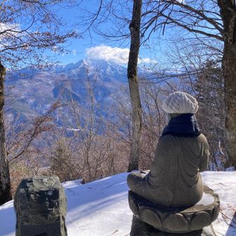 お約束の東峰フォトポイント📷
南アルプス方面が案外と雲無くスッキリ
ただ予報ではかなりの爆風とのこと🌪️